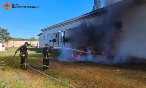 У Нікополі рятувальники загасили автівку, що спалахнула внаслідок ворожого обстрілу