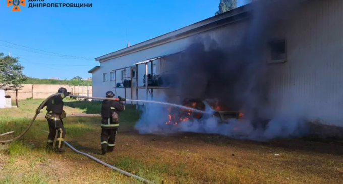 У Нікополі рятувальники загасили автівку, що спалахнула внаслідок ворожого обстрілу