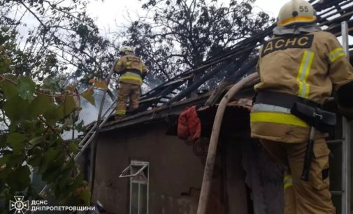 Горів дах приватного будинку: у Синельниківському районі надзвичайники ліквідували займання