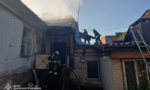 У Дніпрі під час гасіння пожежі в житловому будинку надзвичайники врятували двох людей