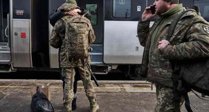 Воєнний стан та мобілізацію в Україні знову продовжили: нові терміни