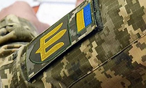 У Сумах поліцейські та військові силою витягли чоловіка з автомобіля