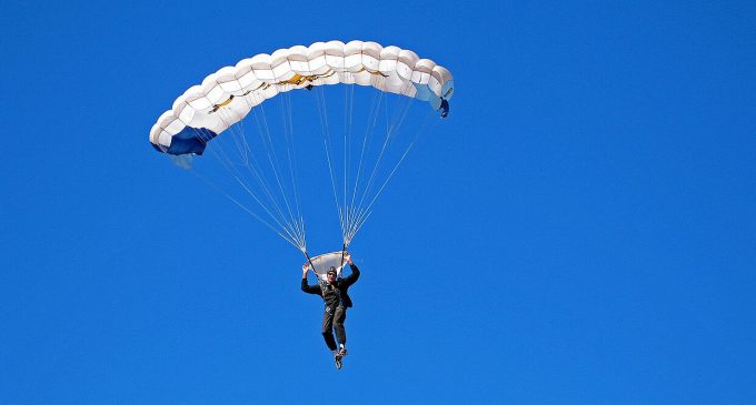 На Одещині під час прижків з парашутом загинув курсант – ДБР
