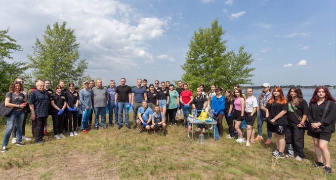 На Воронячому острові провели екологічну акцію з прибирання сміття