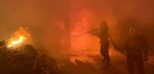 Горів деревообробний цех: у Дніпрі вночі сталася пожежа на  території підприємства