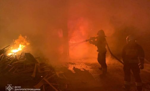 Горів деревообробний цех: у Дніпрі вночі сталася пожежа на  території підприємства