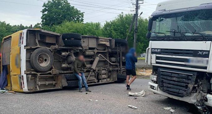 У Вінницькій області зіткнулися автобус та вантажівка: травмовано 11 осіб