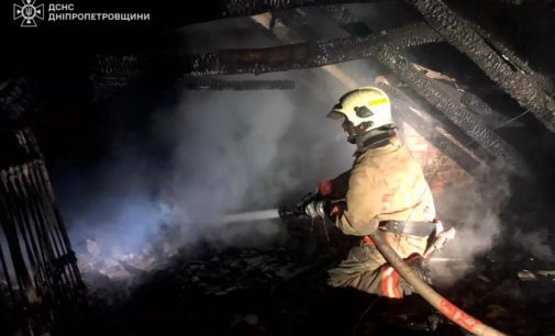 Горів дах: у Нікополі вночі зайнявся приватний будинок