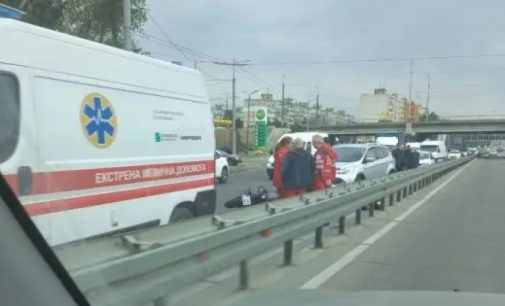 Рух містом ускладнено: через ДТП на мосту у Дніпрі утворився затор