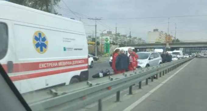 Рух містом ускладнено: через ДТП на мосту у Дніпрі утворився затор