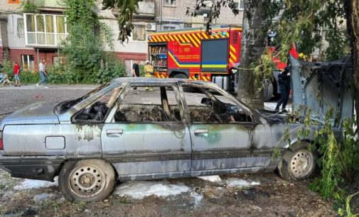 У Запоріжжі на стоянці зайнялася автівка