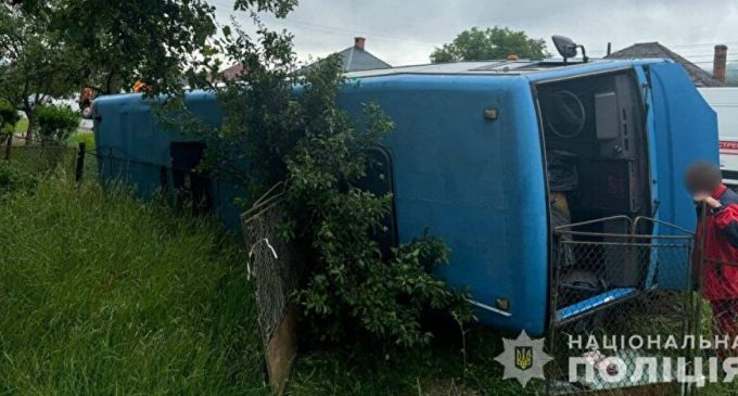 На Закарпатті перекинувся рейсовий автобус: травмовані 11 людей