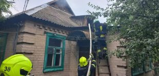Горіло перекриття будинку та домашнє майно на горищі: У Павлограді вогнеборці приборкали займання приватного будинку