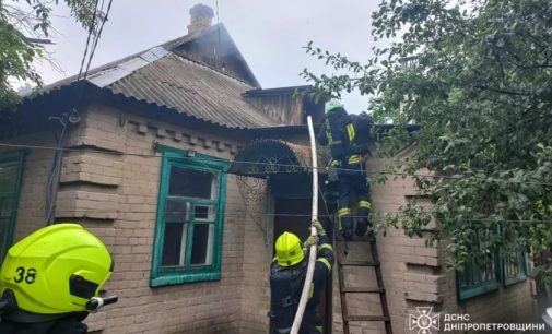 Горіло перекриття будинку та домашнє майно на горищі: У Павлограді вогнеборці приборкали займання приватного будинку