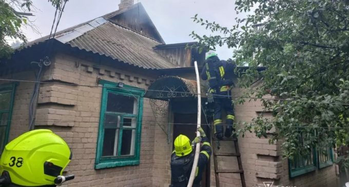 Горіло перекриття будинку та домашнє майно на горищі: У Павлограді вогнеборці приборкали займання приватного будинку