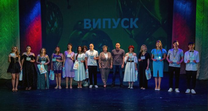 В школах Камʼянського проходять випускні вечори