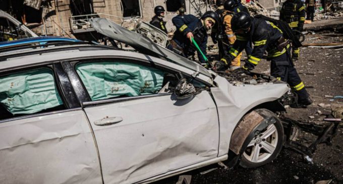 Бомба впала перед машинами: з’явилось відео авіаудару по Харкову