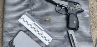 Криворізькі патрульні виявили у чоловіка пістолет