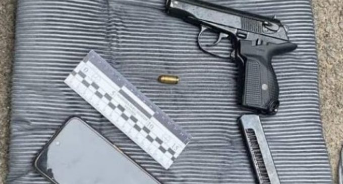 Криворізькі патрульні виявили у чоловіка пістолет