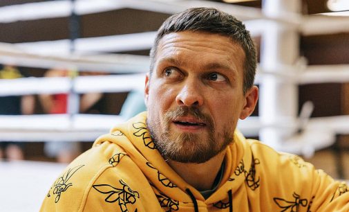 Усик відмовився від титулу чемпіона у надважкій вазі