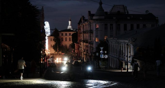 Графіки завтра будуть діяти всю добу, але ввечері відключення світла будуть жорсткіші