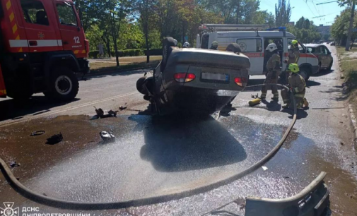 Не впорався з керуванням: рятувальники Кривого Рогу деблокували водія з понівеченої автівки