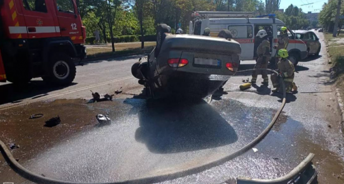 Не впорався з керуванням: рятувальники Кривого Рогу деблокували водія з понівеченої автівки