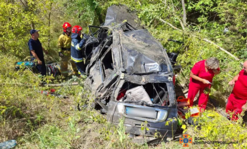 Не впоралась з керуванням: рятувальники Нікопольщини деблокували з авто двох жінок та дівчину