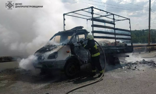 Вогнеборці Дніпра ліквідували займання вантажного автомобіля на Південному мосту