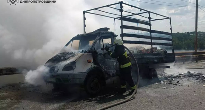 Вогнеборці Дніпра ліквідували займання вантажного автомобіля на Південному мосту