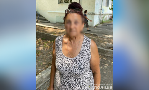 Сувеніри замість грошей: правоохоронці Дніпра викрили жінку, яка ошукала двох пенсіонерів