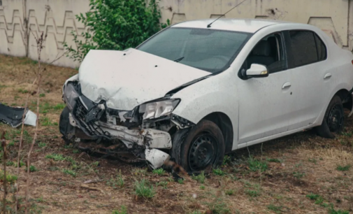 Не впорався з керуванням: на Набережній Заводській у Дніпрі Renault виїхав на узбіччя та врізався в стіну