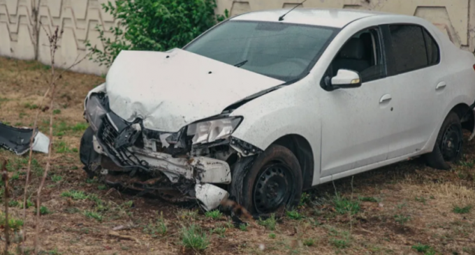 Не впорався з керуванням: на Набережній Заводській у Дніпрі Renault виїхав на узбіччя та врізався в стіну