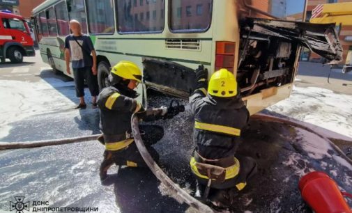 У Шевченківському районі Дніпра зайнявся пасажирський автобус