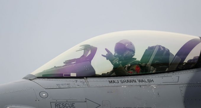 Україна отримала від союзників першу партію винищувачів F-16, – Bloomberg