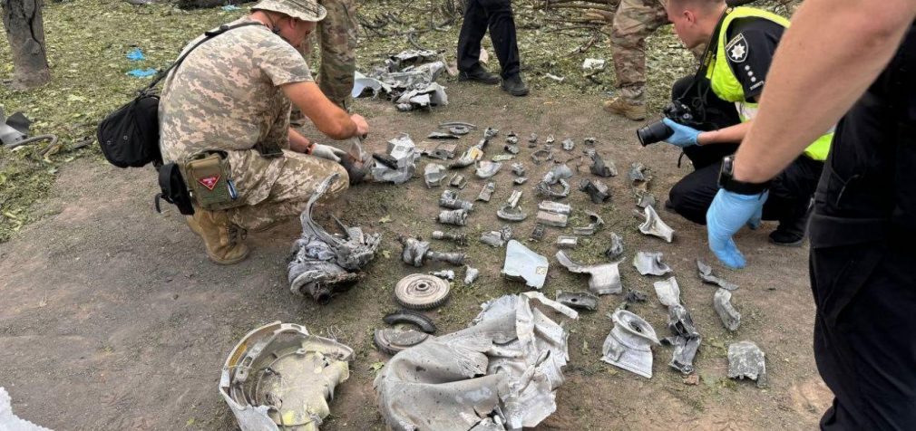 Приліт в дитмайданчик та пошкоджені будинки. Фоторепортаж з місця удару по Миколаєву