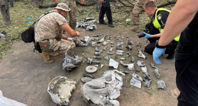 Приліт в дитмайданчик та пошкоджені будинки. Фоторепортаж з місця удару по Миколаєву