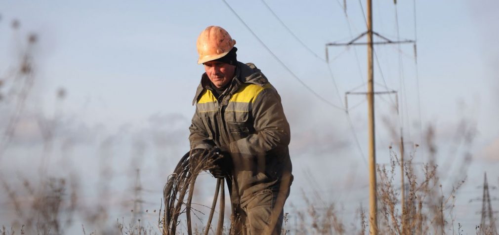 До трьох черг відразу. Українцям розповіли про графіки відключення світла на завтра