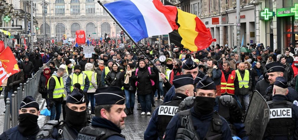 У Франції після виборів сталися заворушення, поліція застосувала газ і шумові гранати