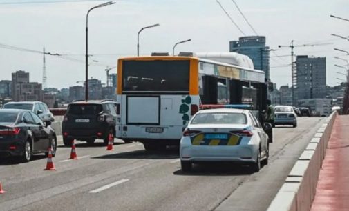 У Дніпрі маршрутка зіткнулася з легковиком: на Новому мості утворився затор