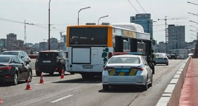 У Дніпрі маршрутка зіткнулася з легковиком: на Новому мості утворився затор