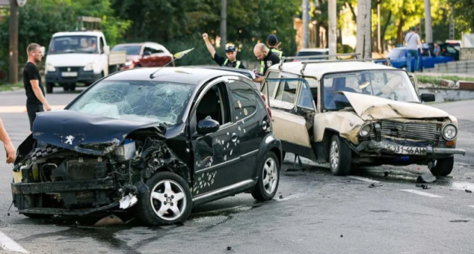 На вулиці Бандери у Дніпрі зіштовхнулися Peugeot та ВАЗ: є постраждала