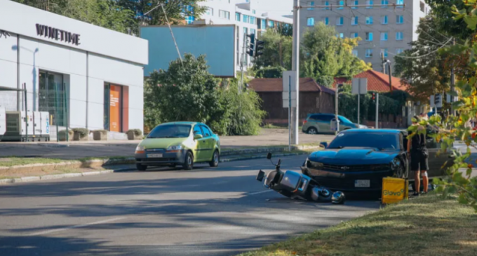 На проспекті Поля у Дніпрі водій Chevrolet збив кур’єра Glovo