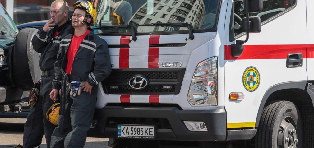 У Києві через падіння уламків дронів виникла пожежа