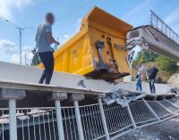 На Черкащині обвалився пішохідний міст через наїзд самоскида