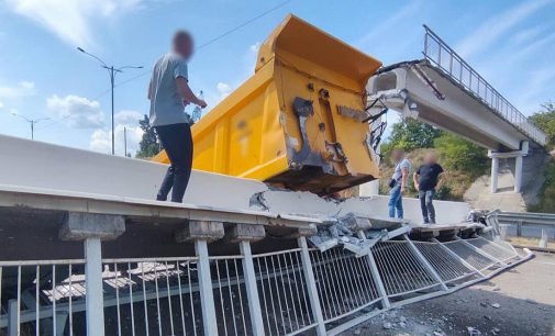 На Черкащині обвалився пішохідний міст через наїзд самоскида