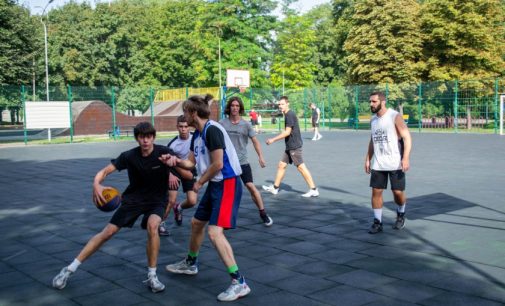 У Камʼянському провели турнір зі стрітболу до Дня Незалежності України