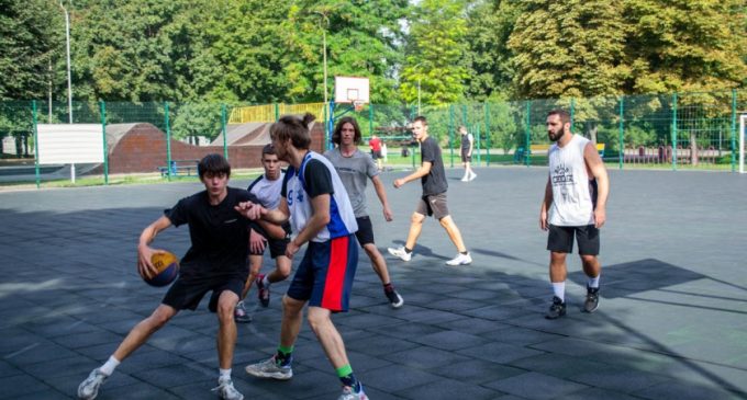 У Камʼянському провели турнір зі стрітболу до Дня Незалежності України