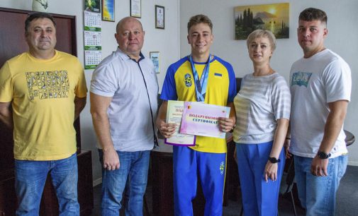 У Камʼянському привітали срібного призера чемпіонату світу з греблі на байдарках та каное