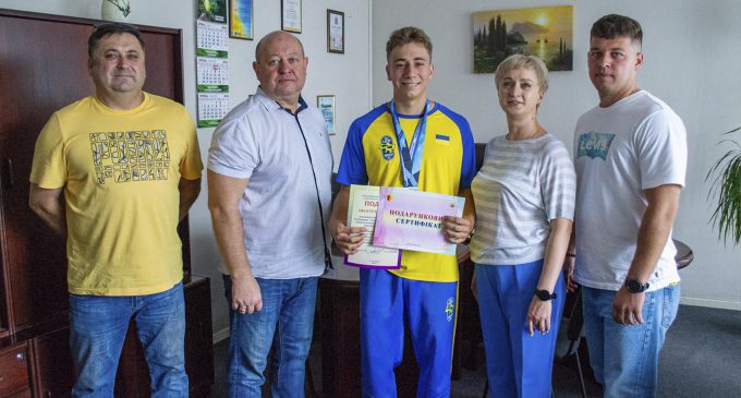 У Камʼянському привітали срібного призера чемпіонату світу з греблі на байдарках та каное